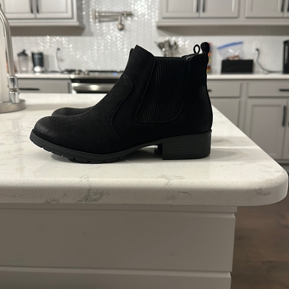 Cute suede boots for women. Never worn.